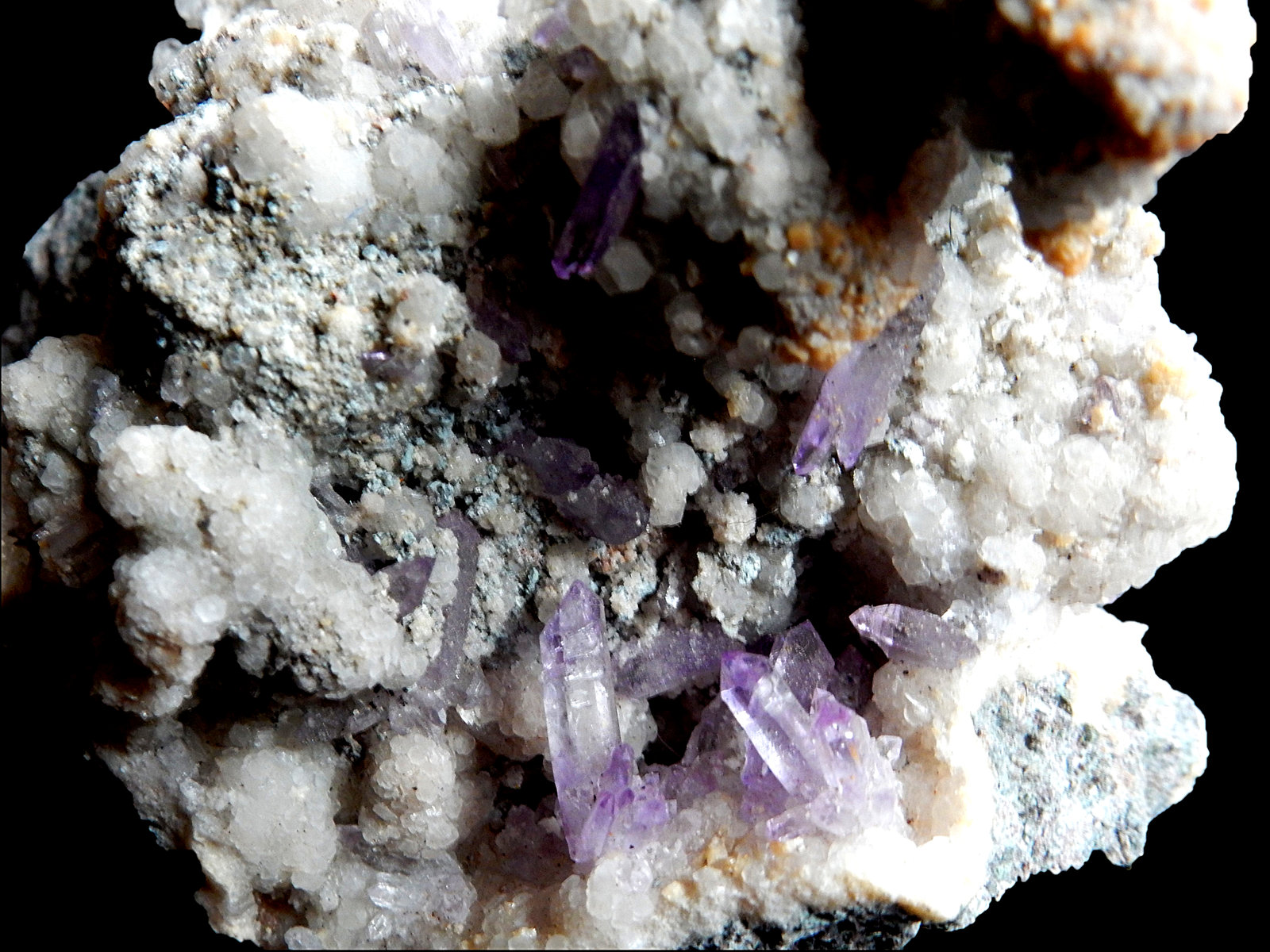 Quartz (variety amethyst)
Up to 15mm
(Autor: Dany Mabillard)
