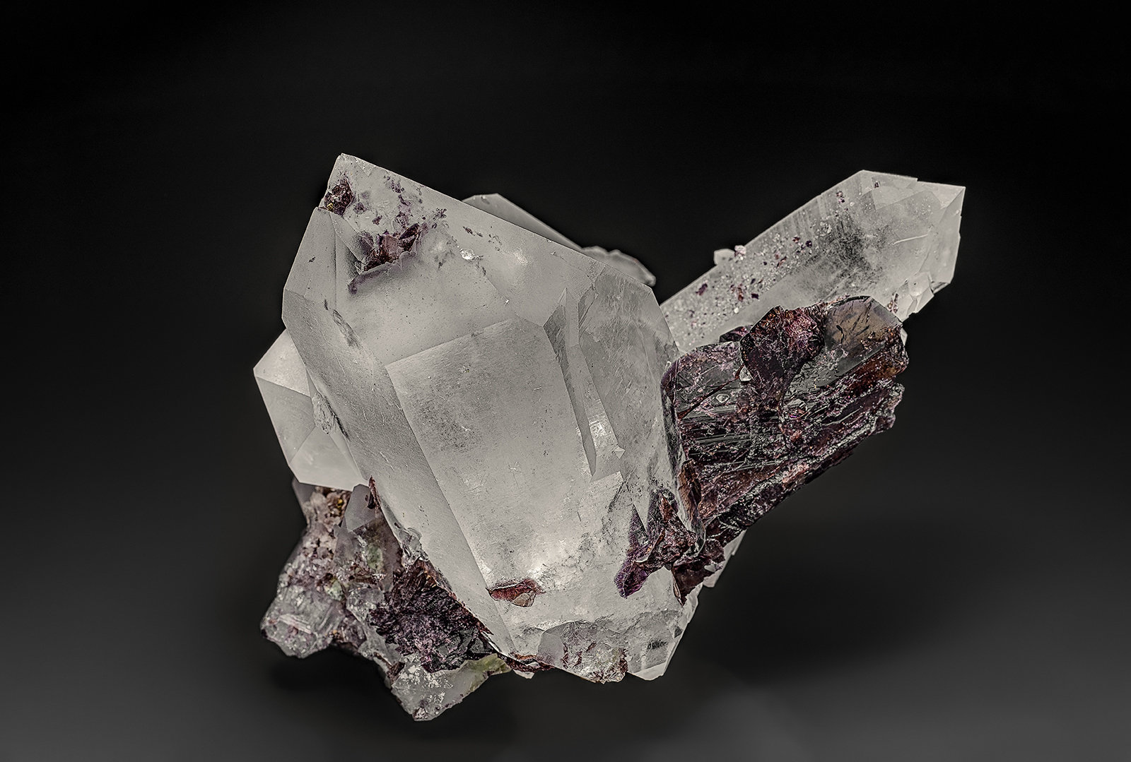 Quartz, Axinite-(Fe)
8.8 x 8.0 cm
(Autor: am mizunaka)