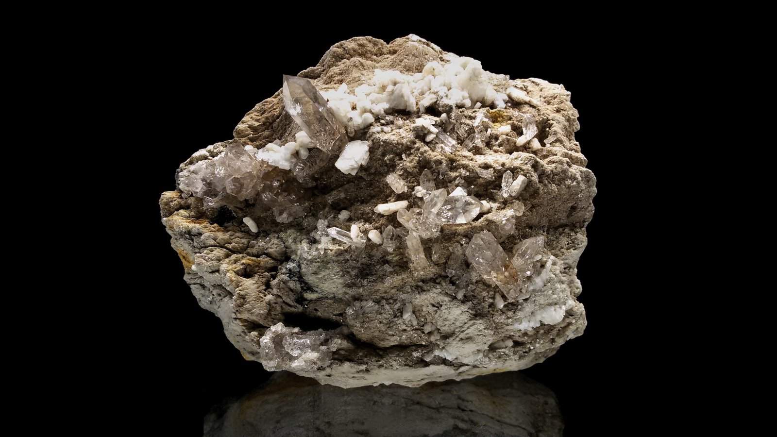 Quartz (variety smoky) and Albite
mm.100x90x75
(Autor: Diego Pucci)