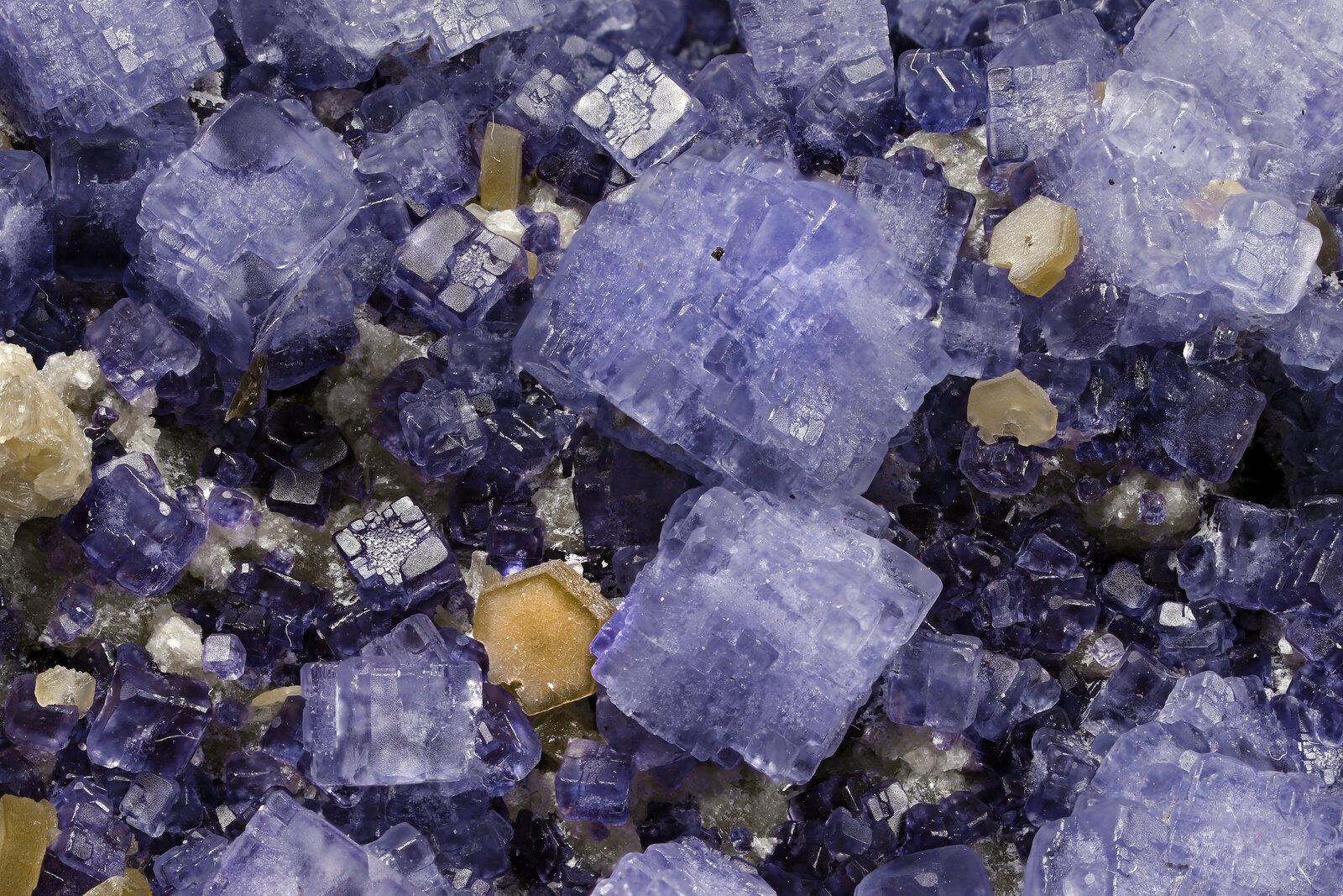 Fluorite, Siderite on Quartz
(Autor: James Catmur)