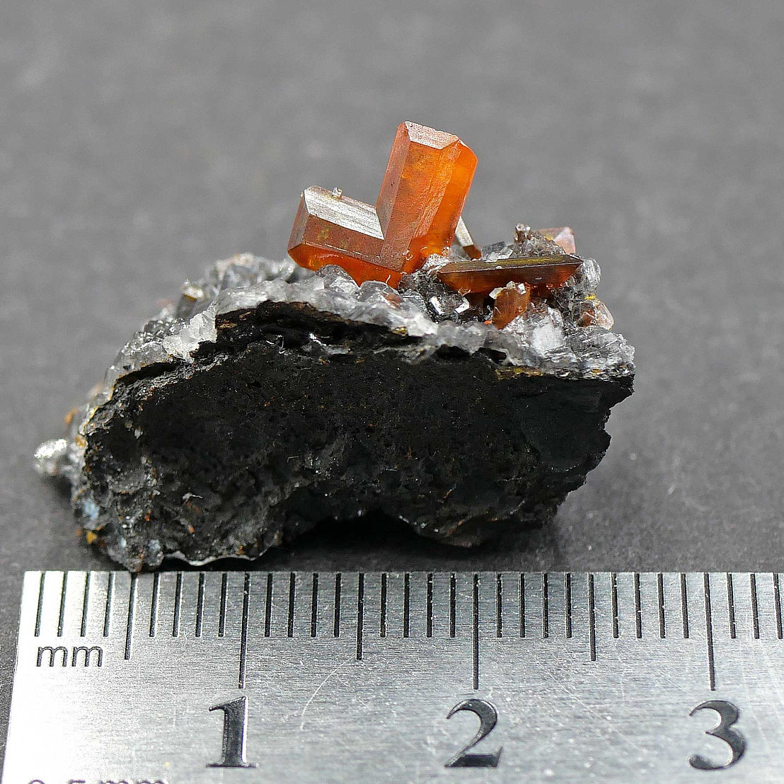 Wulfenite
Specimen size 2,5 cm, main crystal 7x6 mm
(Autor: Tobi)
