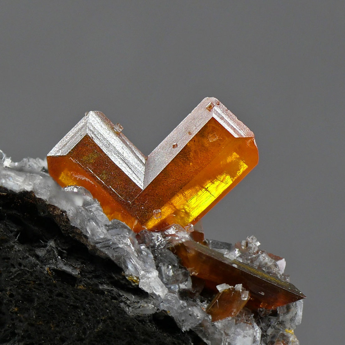 Wulfenite
crystal "V" 7x6 mm
(Autor: Tobi)