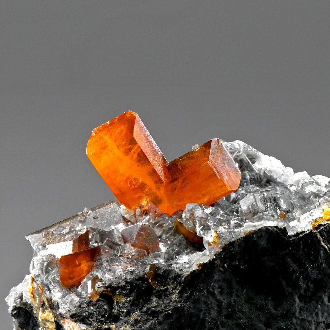 Wulfenite
crystal "V" 7x6 mm
(Autor: Tobi)