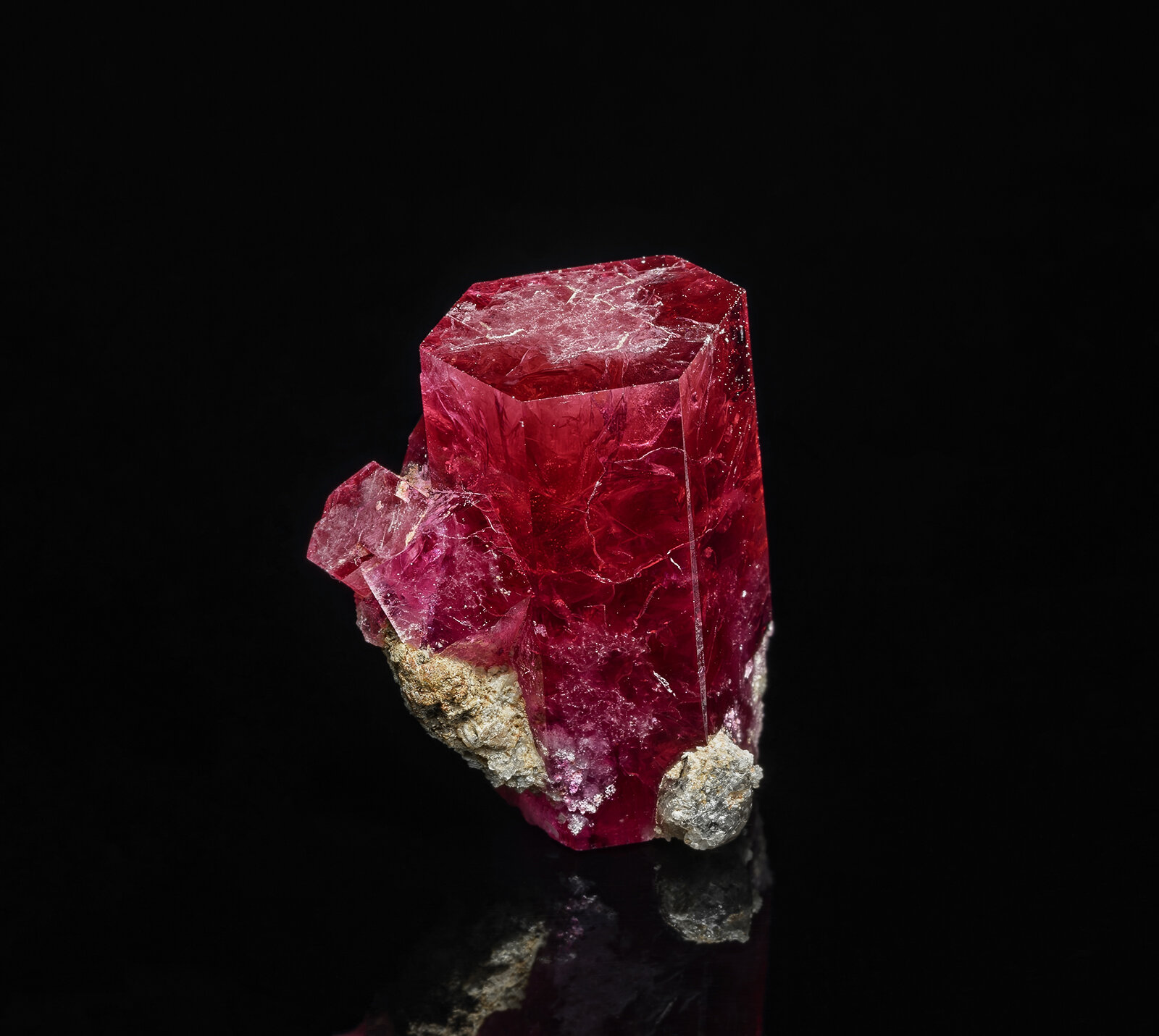 Beryl (variety red beryl)
Ruby Violet Claims, Wah Wah Mountains, Beaver County, Utah, USA
1.7 x 1.4 cm
(Autor: am mizunaka)