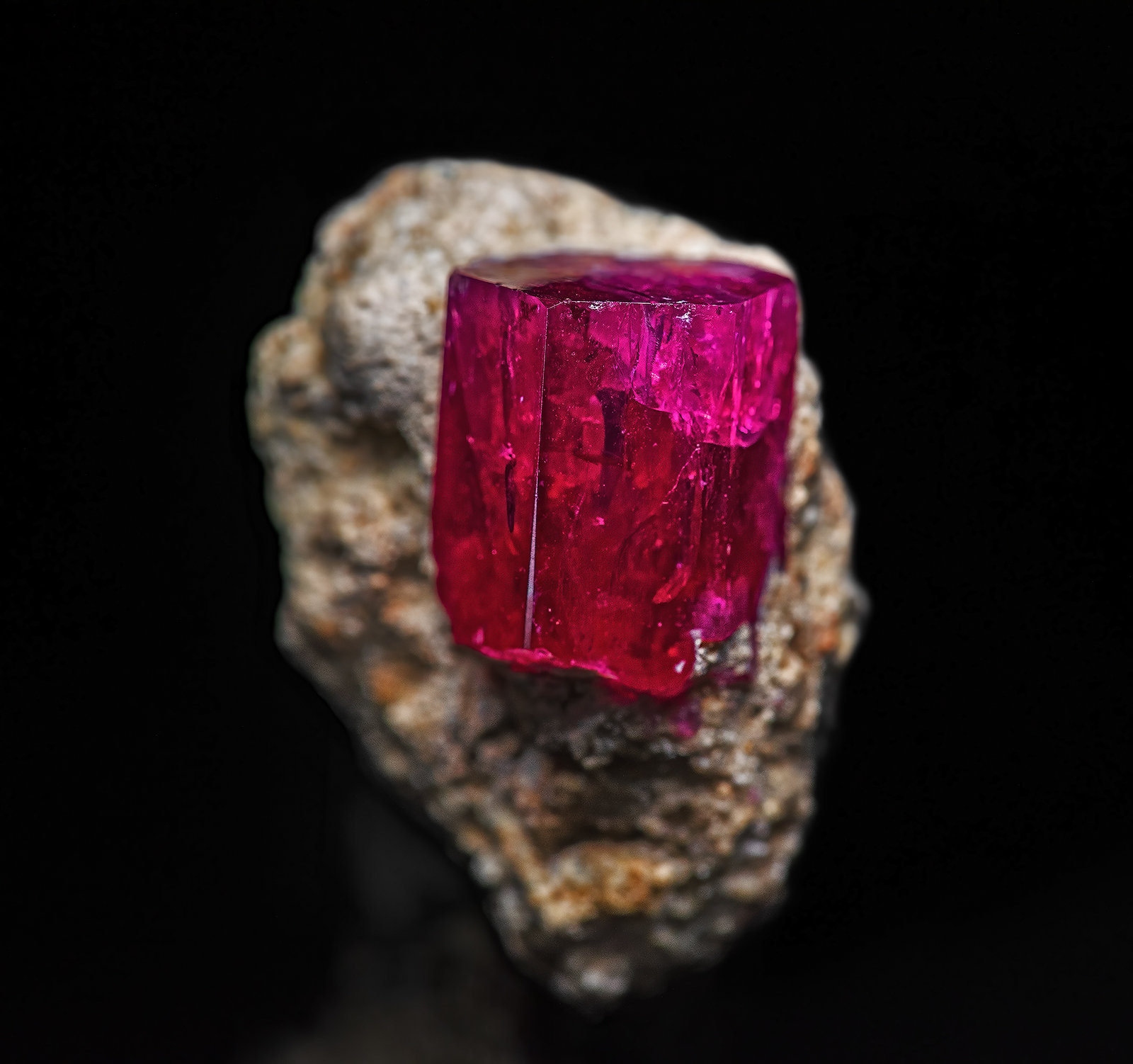 Beryl (variety red beryl)
2.1 x 1.4 cm
(Autor: am mizunaka)