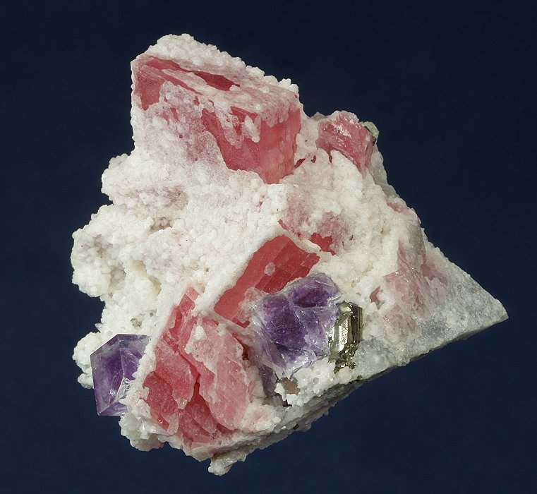 Rhodochrosite with Fluorite
43 x 41 x 38 mm
(Autor: GneissWare)