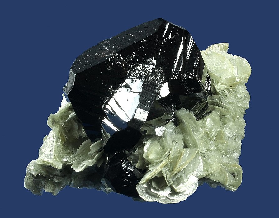 Cassiterite
88.0 x 65.0 x 45.0 mm
(Autor: GneissWare)