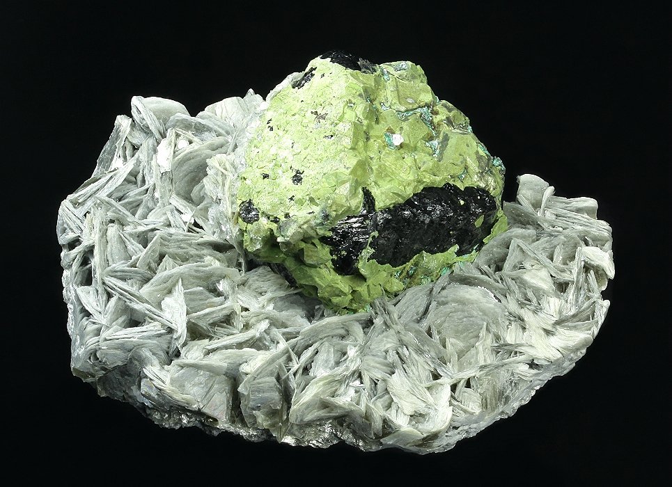Mushistonite on Kesterite on Cassiterite
73 x 50 x 40 mm
(Autor: GneissWare)
