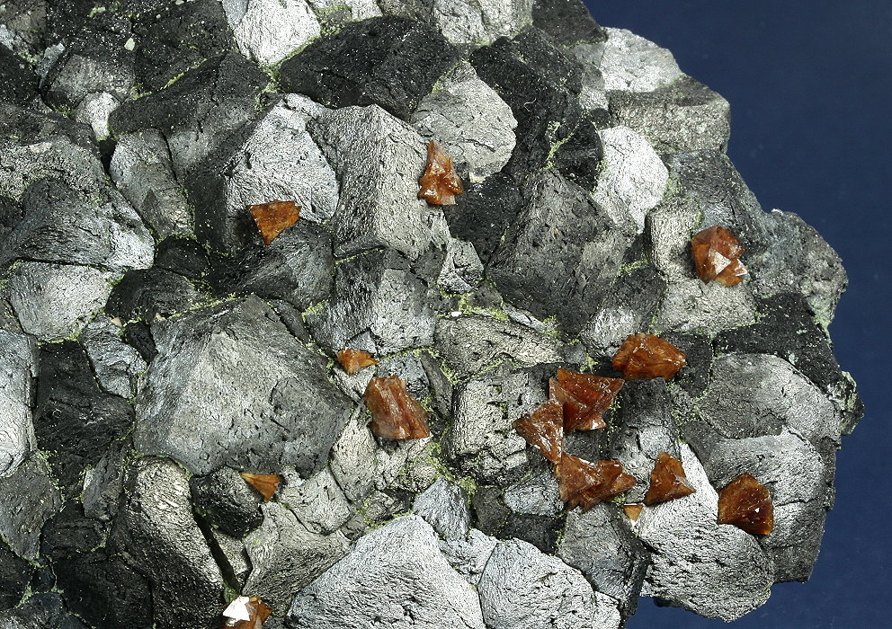 Genthelvite on Magnetite
108 x 97 x 30 mm
(Autor: GneissWare)
