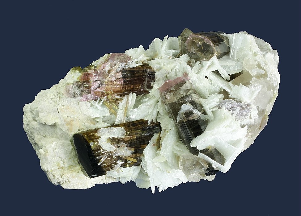 Elbaite with Beryl (variety morganite) and Mica (variety lepidolite) on Albite (variety cleavelandite)
175 x 93 x 85 mm
(Autor: GneissWare)