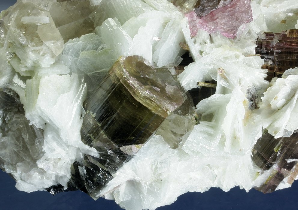 Elbaite with Beryl (variety morganite) and Mica (variety lepidolite) on Albite (variety cleavelandite)
175 x 93 x 85 mm
(Autor: GneissWare)