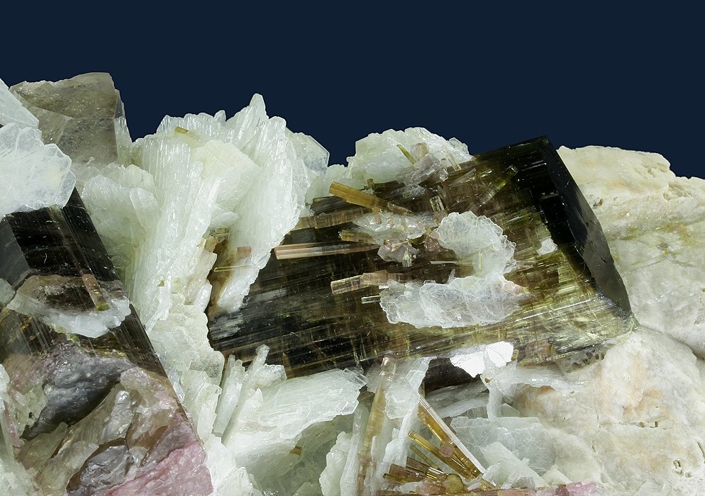 Elbaite with Beryl (variety morganite) and Mica (variety lepidolite) on Albite (variety cleavelandite)
175 x 93 x 85 mm
(Autor: GneissWare)