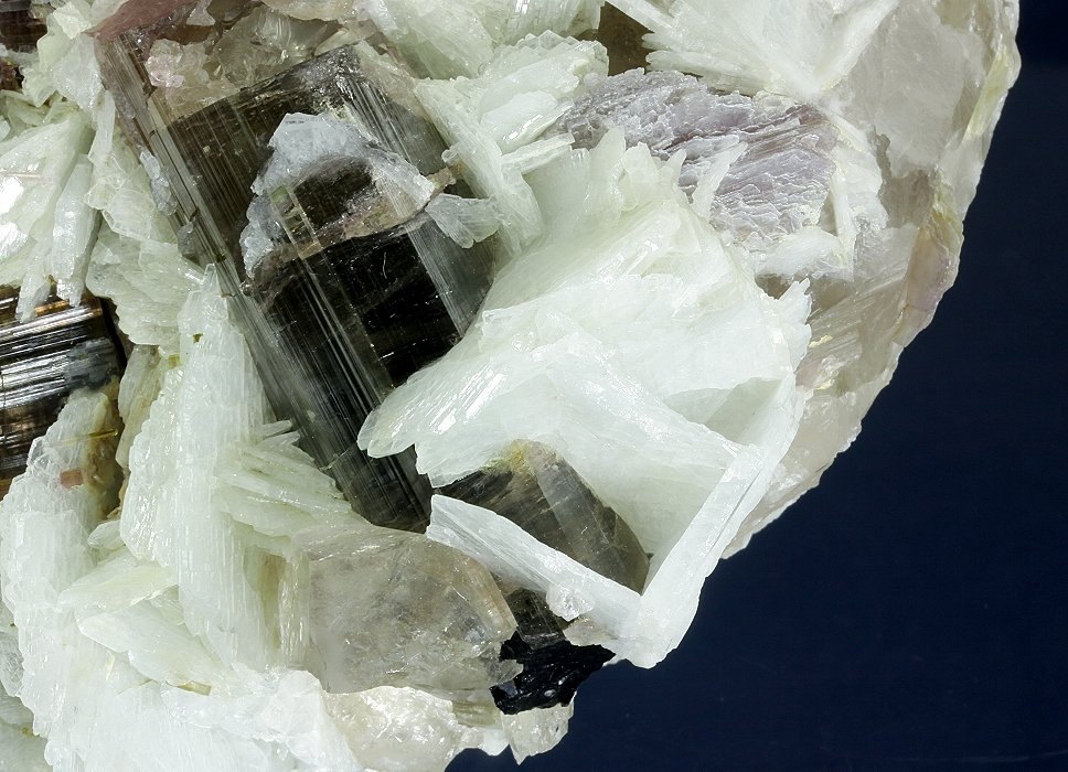 Elbaite with Beryl (variety morganite) and Mica (variety lepidolite) on Albite (variety cleavelandite)
175 x 93 x 85 mm
(Autor: GneissWare)
