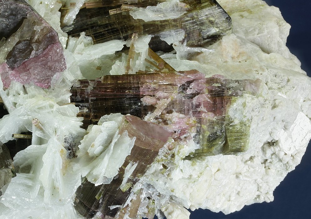 Elbaite with Beryl (variety morganite) and Mica (variety lepidolite) on Albite (variety cleavelandite)
175 x 93 x 85 mm
(Autor: GneissWare)
