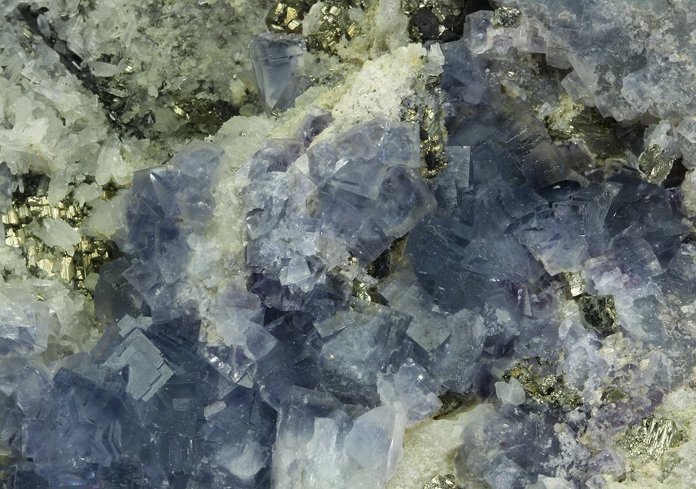 Fluorite on Quartz with Pyrite
157 x 112 x 56 mm
(Autor: GneissWare)