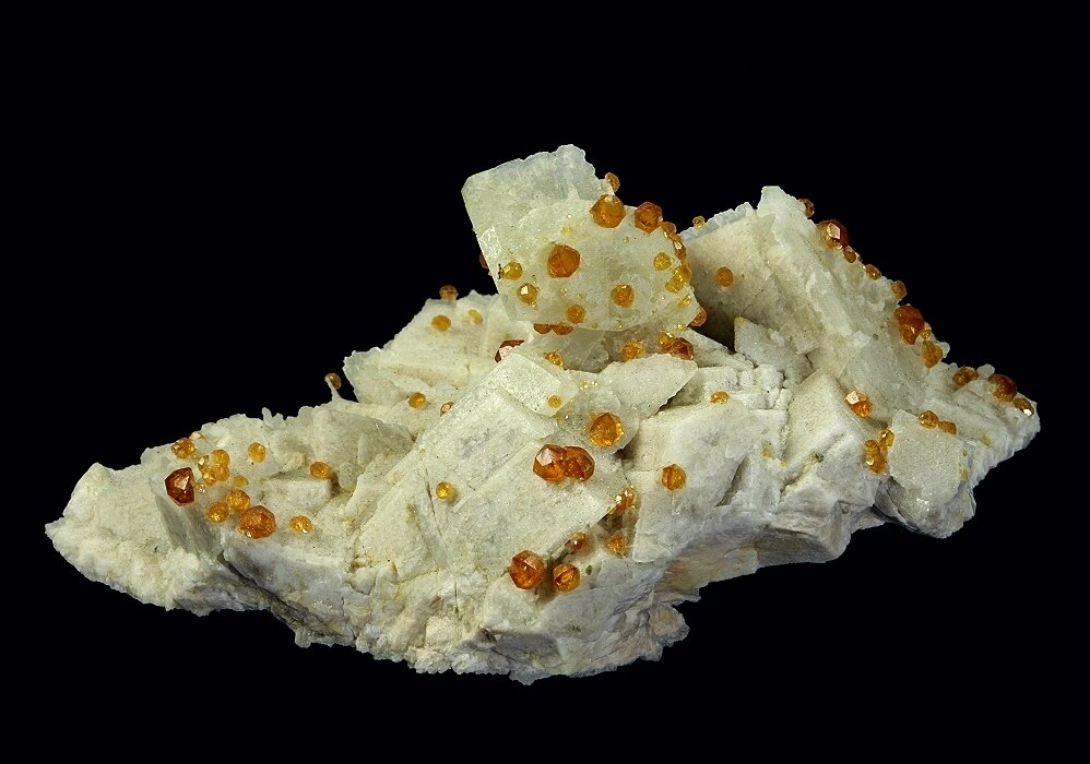 Spessartine on Orthoclase
89 x 60 x 45 mm
(Autor: GneissWare)