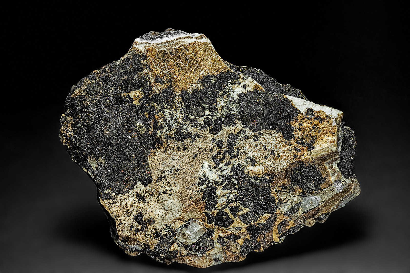 Rhodochrosite, Calcite, Kutnohorite, Quartz, Hisingerite
10.0 x 7.9 cm
(Autor: am mizunaka)