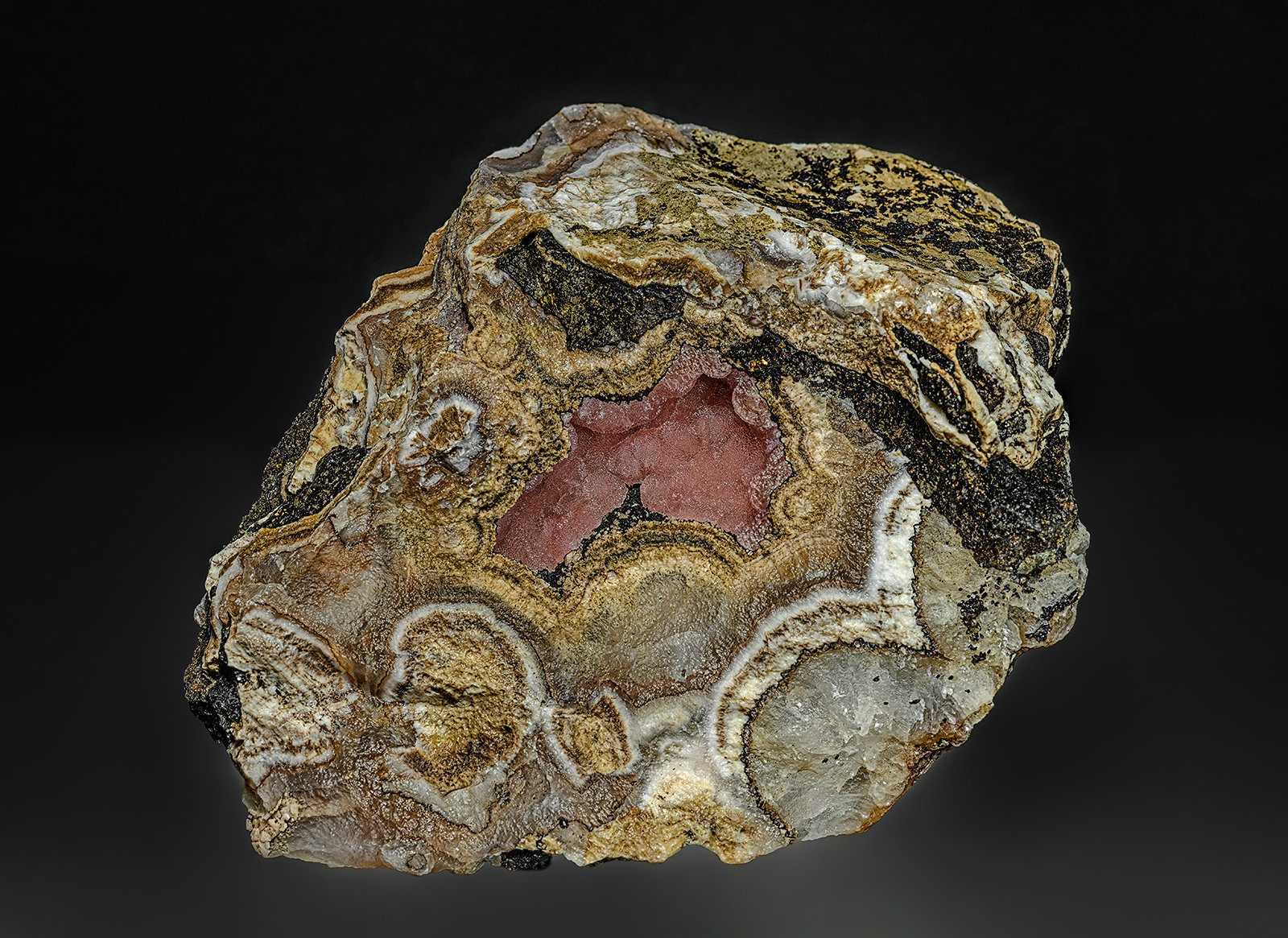 Rhodochrosite, Calcite, Kutnohorite, Quartz, Hisingerite
10.0 x 7.9 cm
(Autor: am mizunaka)