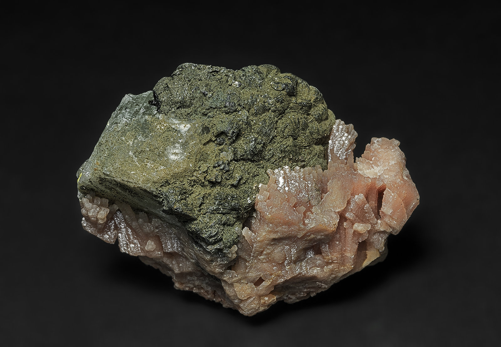 Rhodochrosite, Chamosite, Calcite
3.4 x 1.8 cm
(Autor: am mizunaka)