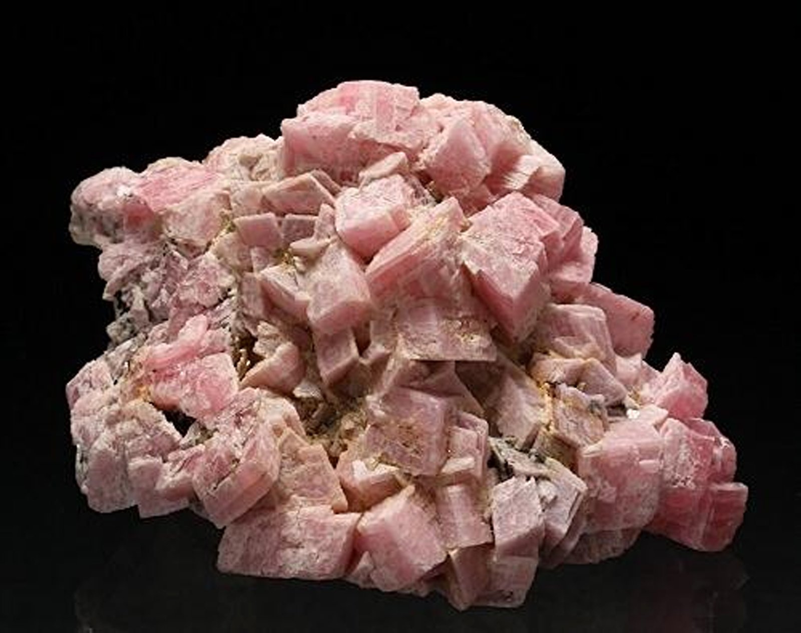 Rhodochrosite
H:5.2cm xW:3.6cm xD:2.5cm; Largest Crystal: 1.1cm
(Autor: Adrian Pripoae)