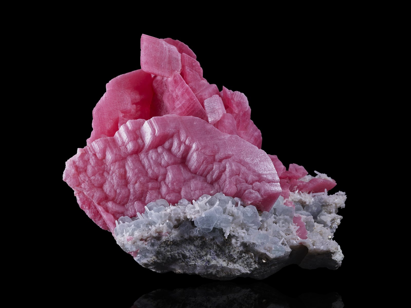 Rhodochrosite, Quartz, Fluorite
27 x 20 x 18 cm / main crystal: 17.7 cm
(Autor: MIM Museum)