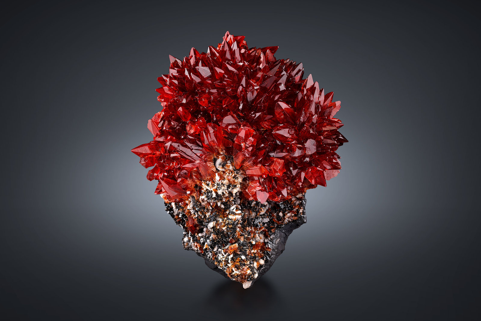 Rhodochrosite
15 x 18 x 8 cm / main crystal: 2.8 cm.
(Autor: MIM Museum)