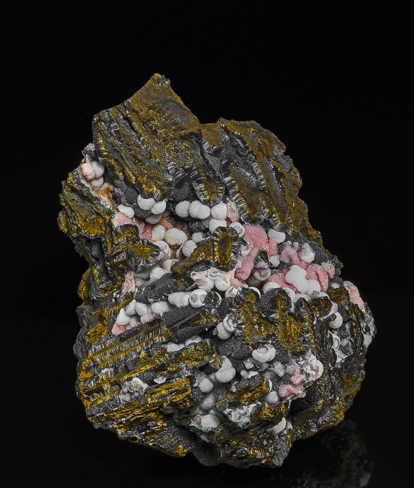 Rhodochrosite, Dolomite, Chalcophanite, Psilomelane
9.5 x 6.0 cm
(Autor: am mizunaka)