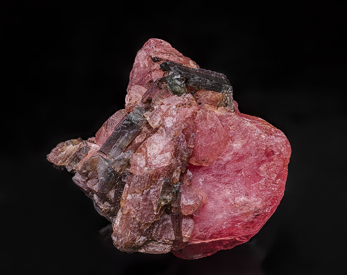 Rhodochrosite, Elbaite
21 x 23 mm
(Autor: am mizunaka)