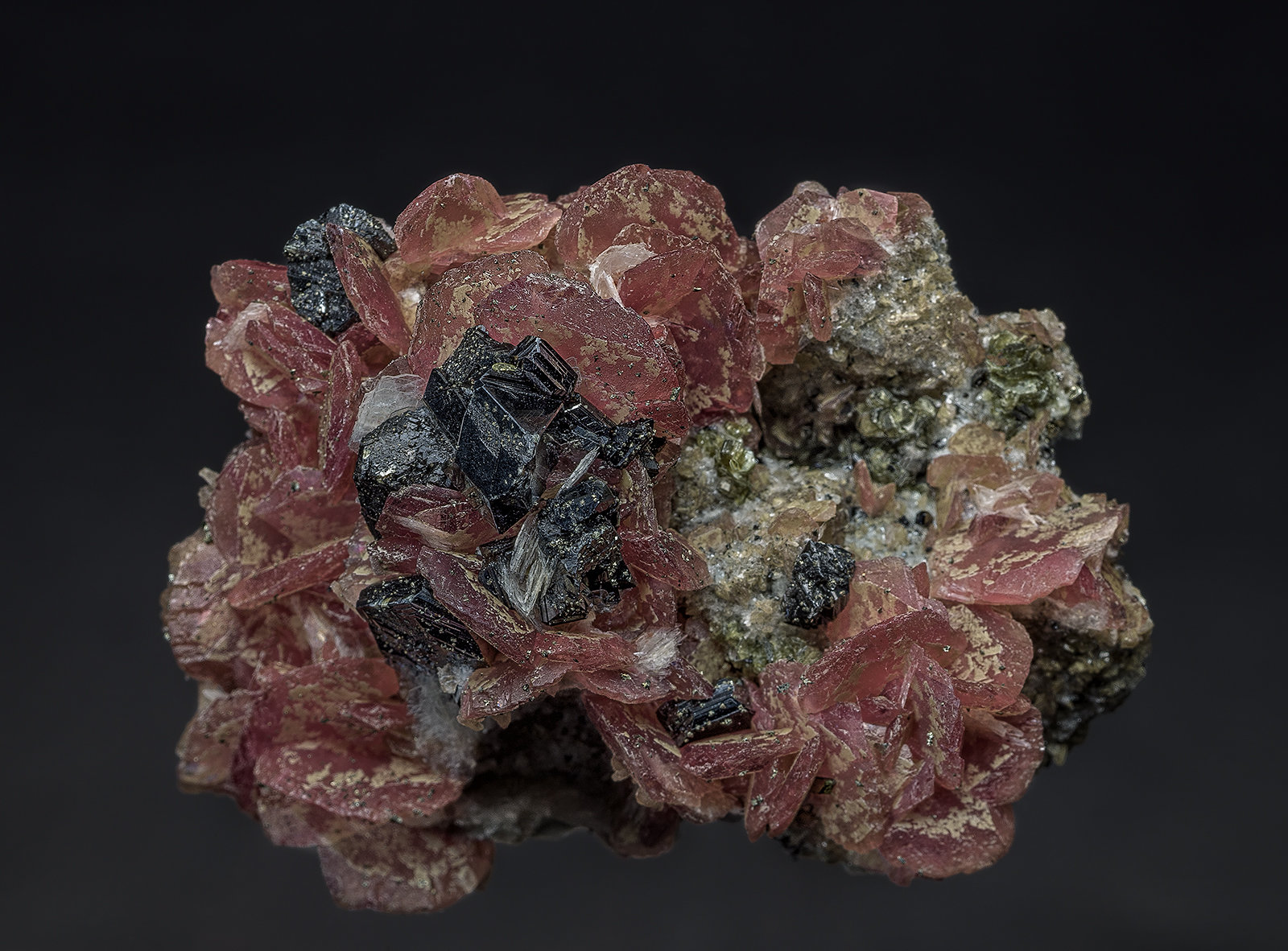 Rhodochrosite, Sphalerite, Bertrandite, Muscovite, Pyrite
5.7 x 4.7 cm
(Autor: am mizunaka)