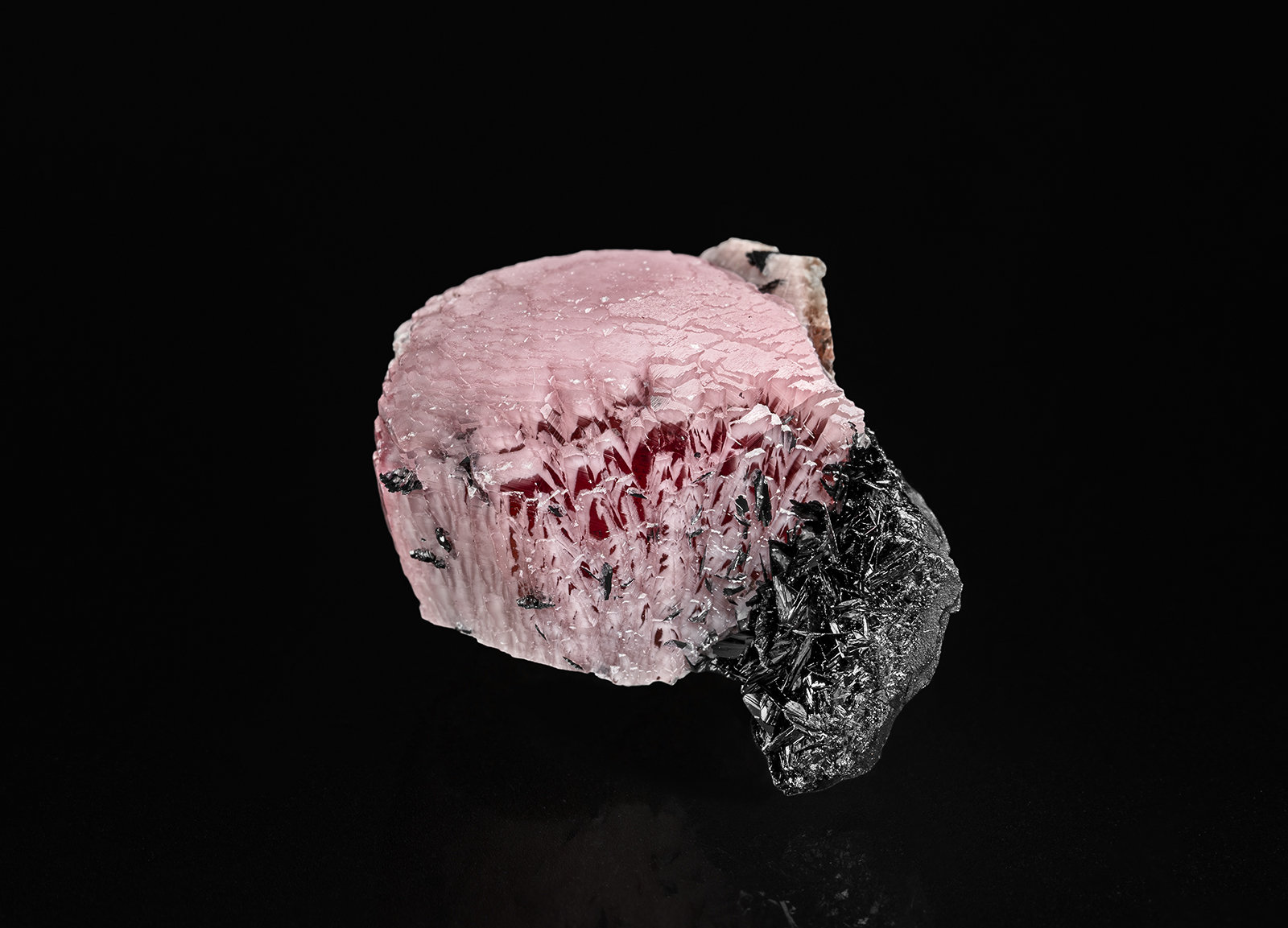 Rhodochrosite, Manganite
N'Chwaning Mines, Joe Morolong Local Municipality, John Taolo Gaetsewe District Municipality, Northern Cape, South Africa
2.6 x 2.1 cm
(Autor: am mizunaka)