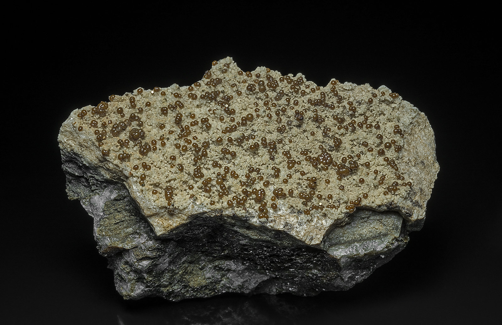 Rhodochrosite, Fluorapatite, Pyrite
7.8 x 4.0 cm
(Autor: am mizunaka)