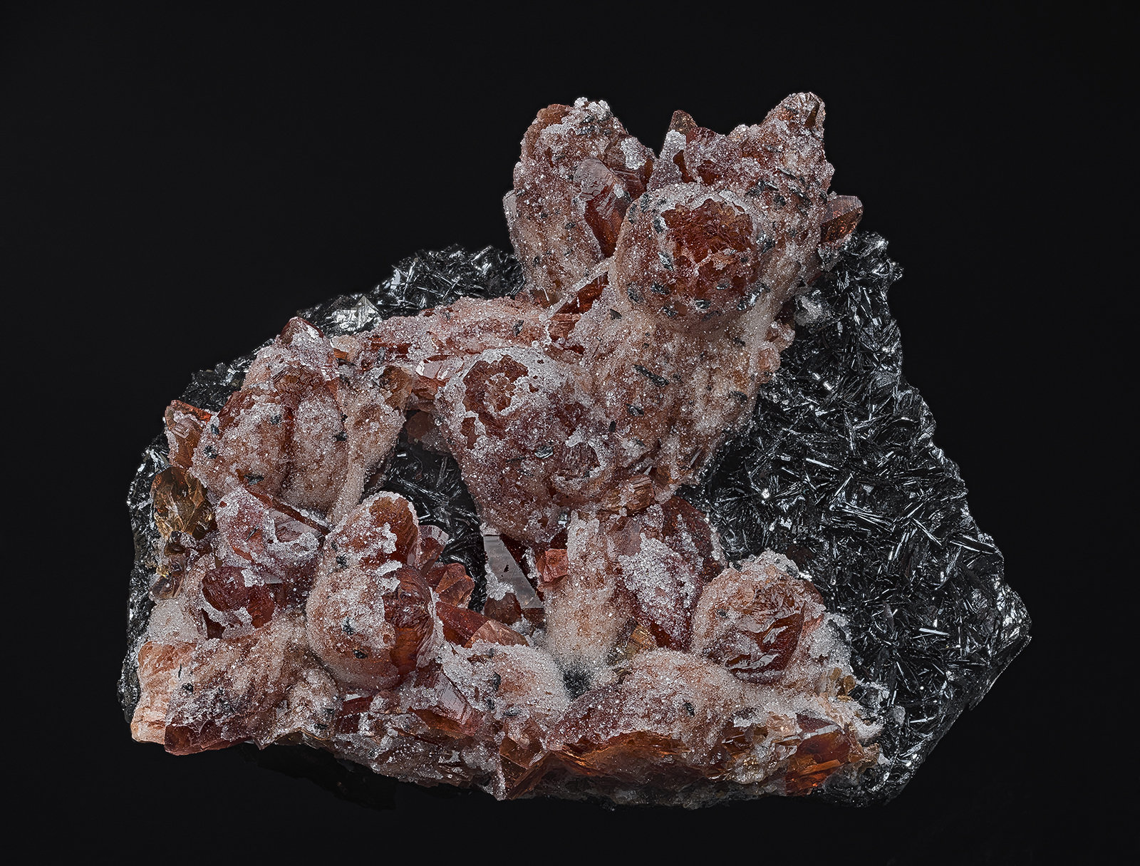 Rhodochrosite, Manganite, Quartz
6.5 x 5.4 cm
(Autor: am mizunaka)
