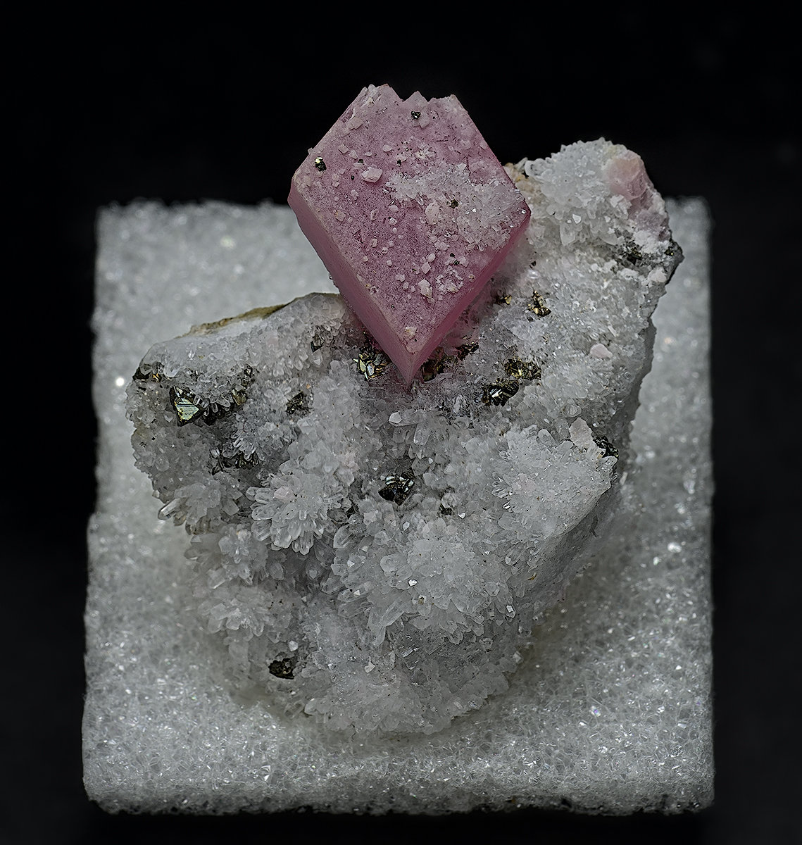 Rhodochrosite, Quartz, Pyrite
2.7 x 3.2 cm
(Autor: am mizunaka)