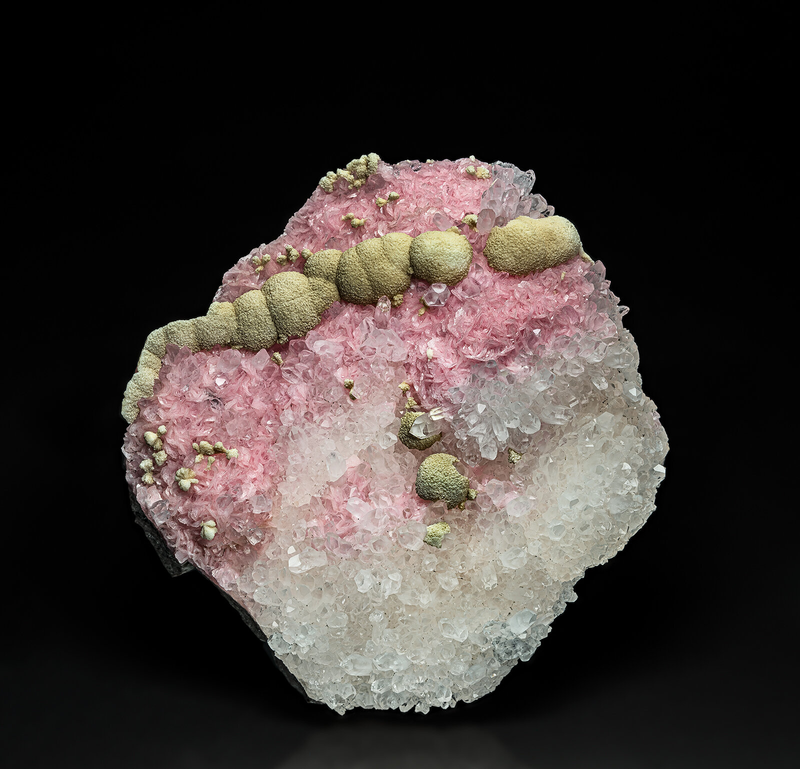 Rhodochrosite, Quartz, Calcite
Cavnic Mine, Cavnic mining area, Cavnic, Maramureș, Romania
11.0 x 10.5 cm
(Autor: am mizunaka)