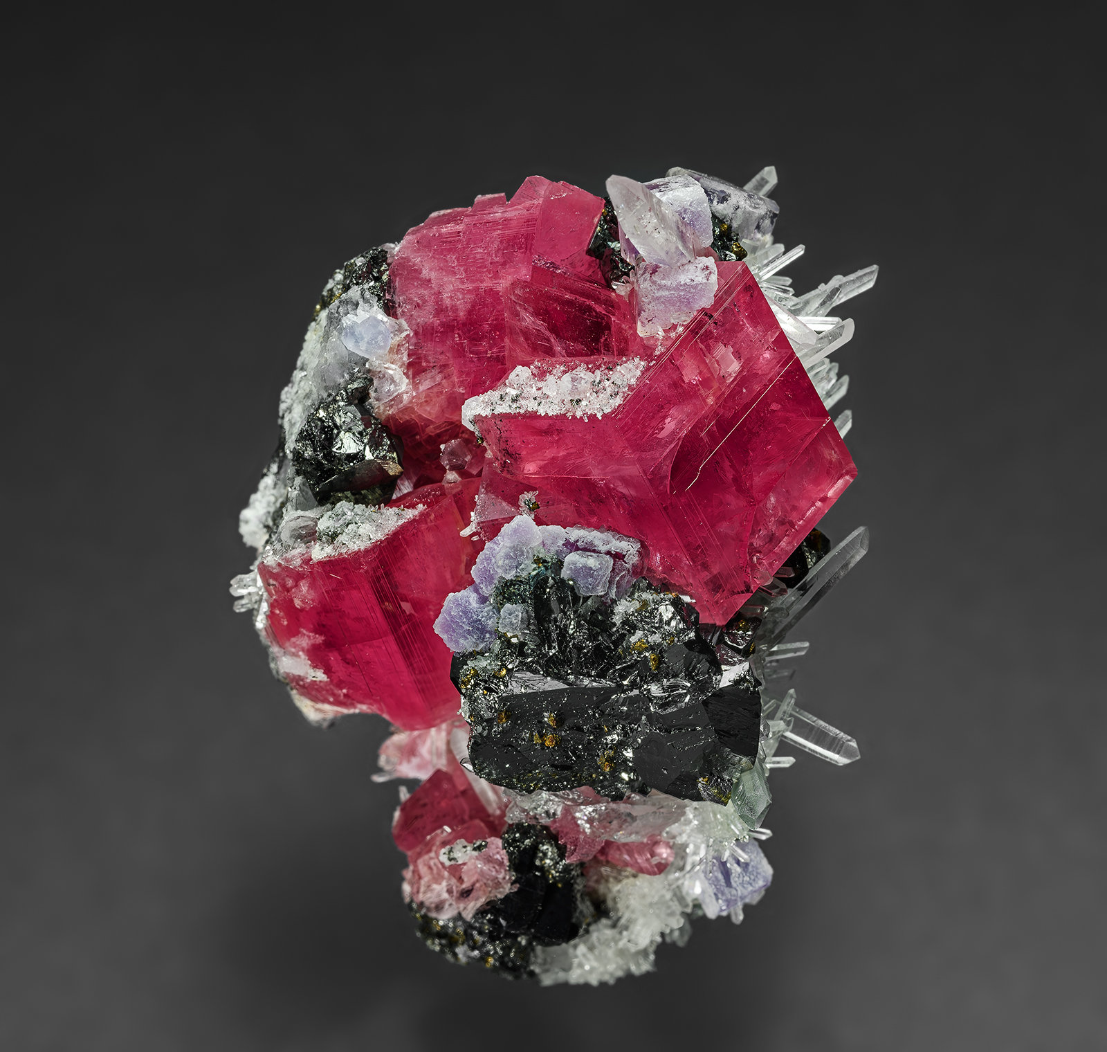 Rhodochrosite, Quartz, Fluorite, Tetrahedrite
4.5 x 3.7 cm
(Autor: am mizunaka)