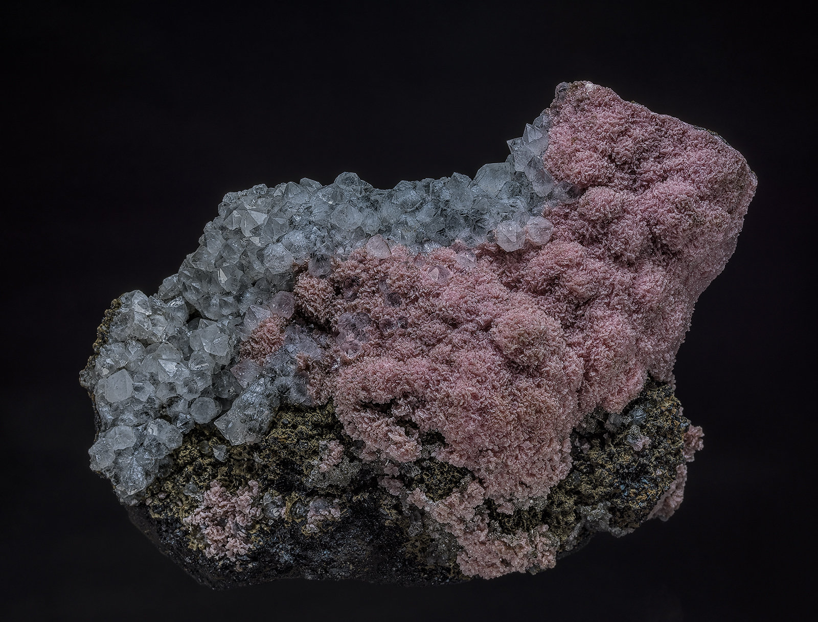 Rhodochrosite, Quartz
14.7 x 8.7 cm
(Autor: am mizunaka)
