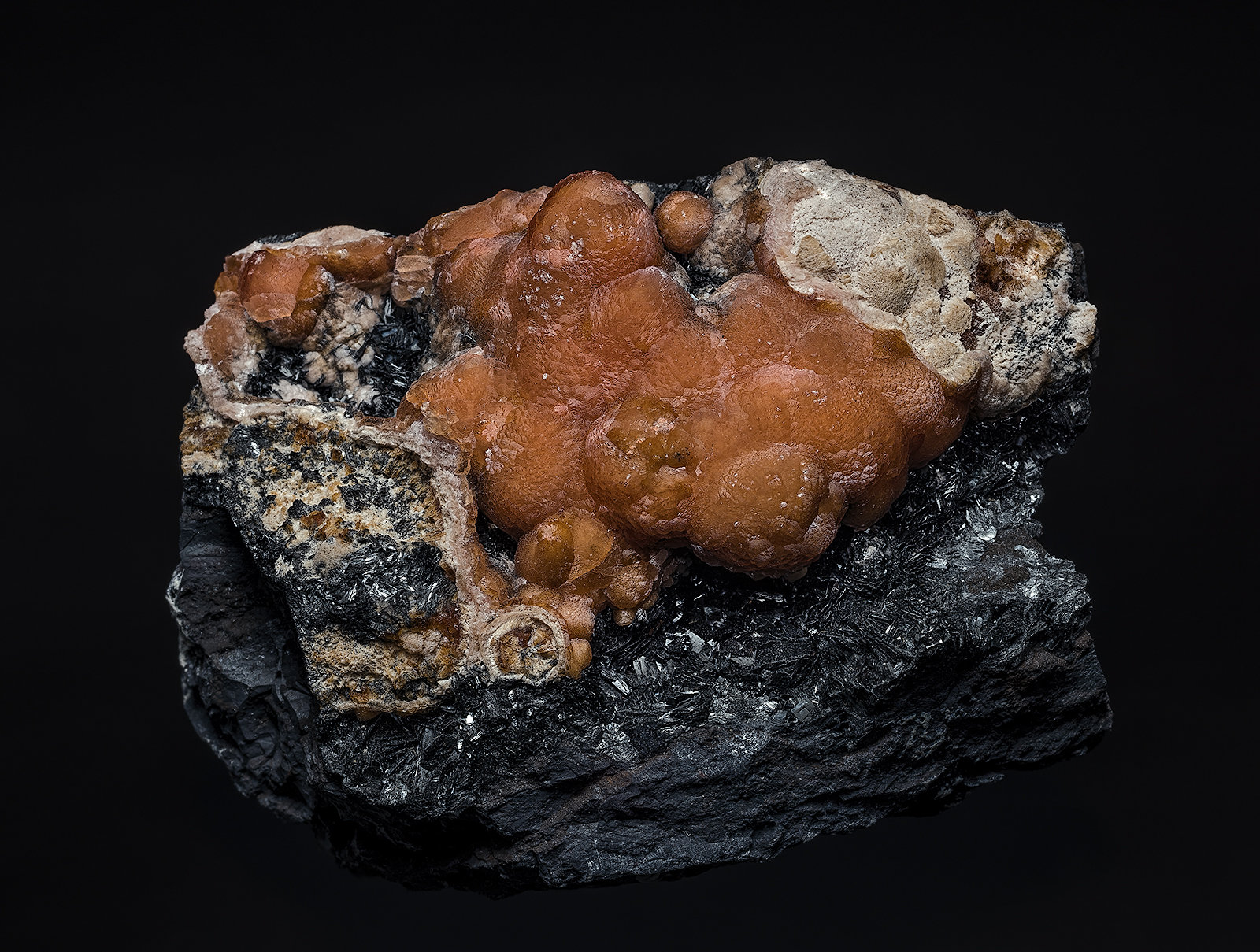 Rhodochrosite, Manganite
6.1 x 4.6 cm
(Autor: am mizunaka)