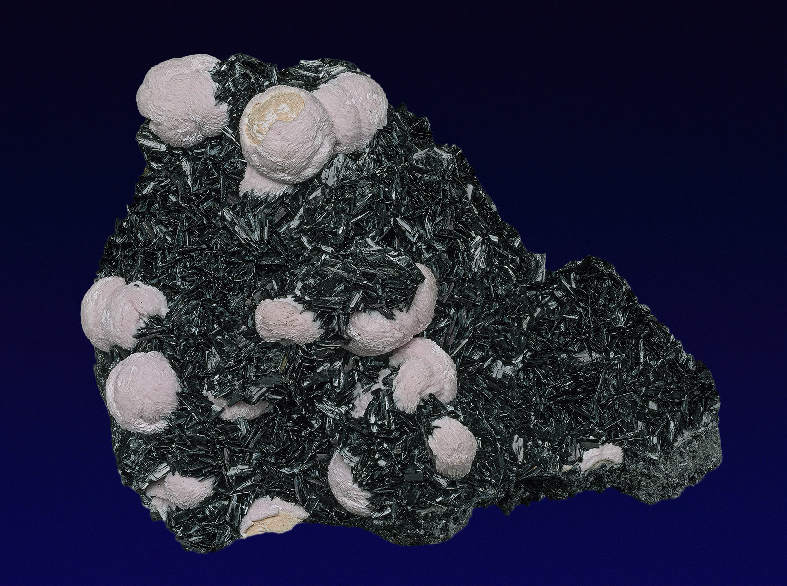 Rhodochrosite, Manganite
8.7 x 6.6 cm
(Autor: am mizunaka)