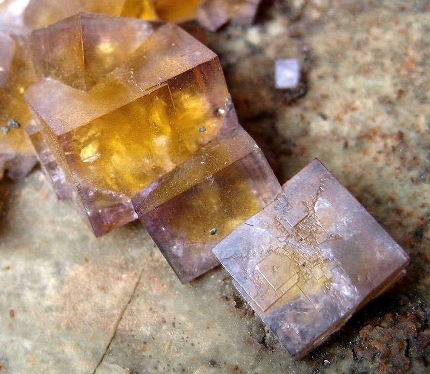 Fluorite, Chalcopyrite
FOV 3 cm
(Autor: Tobi)