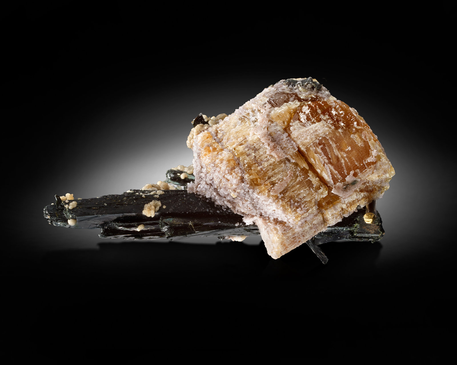 Rémondite-(Ce)
6.5 x 3.5 x 3.5 cm / main crystal: 3.8 cm
(Autor: MIM Museum)