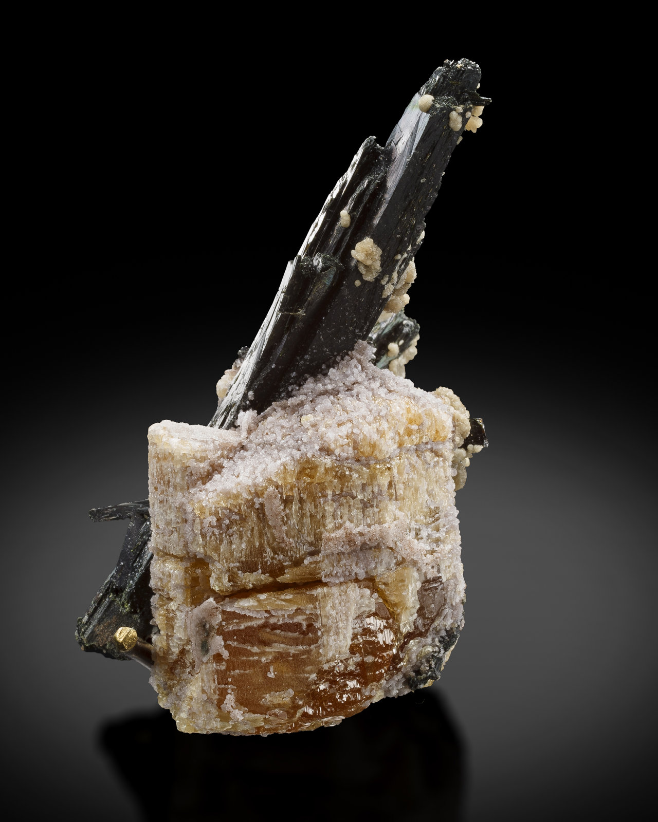 Rémondite-(Ce)
6.5 x 3.5 x 3.5 cm / main crystal: 3.8 cm
(Autor: MIM Museum)