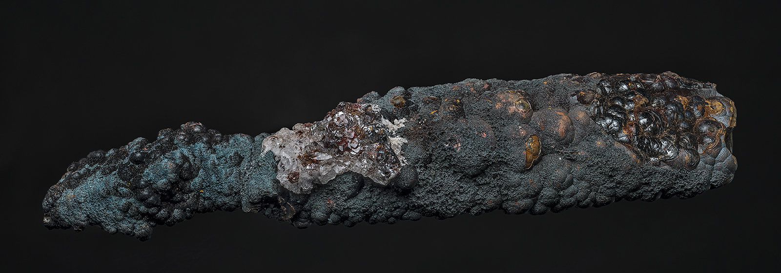 Romanèchite, Goethite, Gypsum
11.4 x 2.5 cm
(Autor: am mizunaka)
