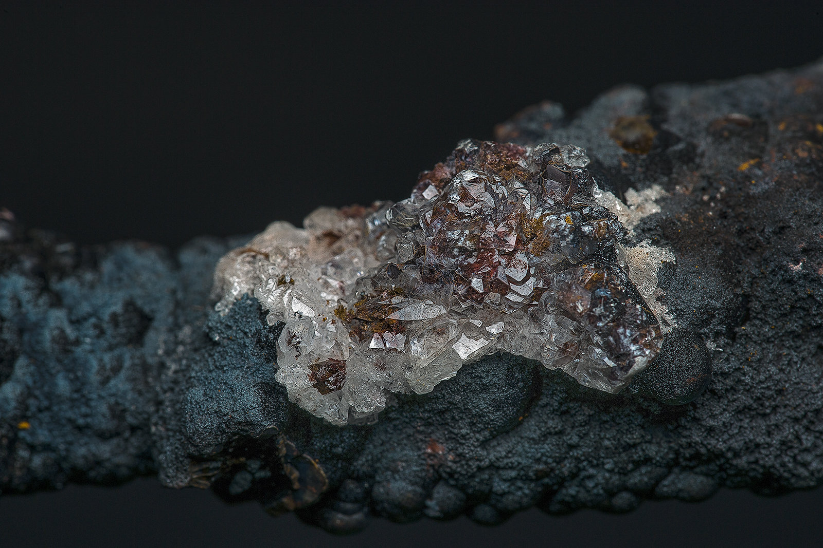Romanèchite, Goethite, Gypsum
(Autor: am mizunaka)