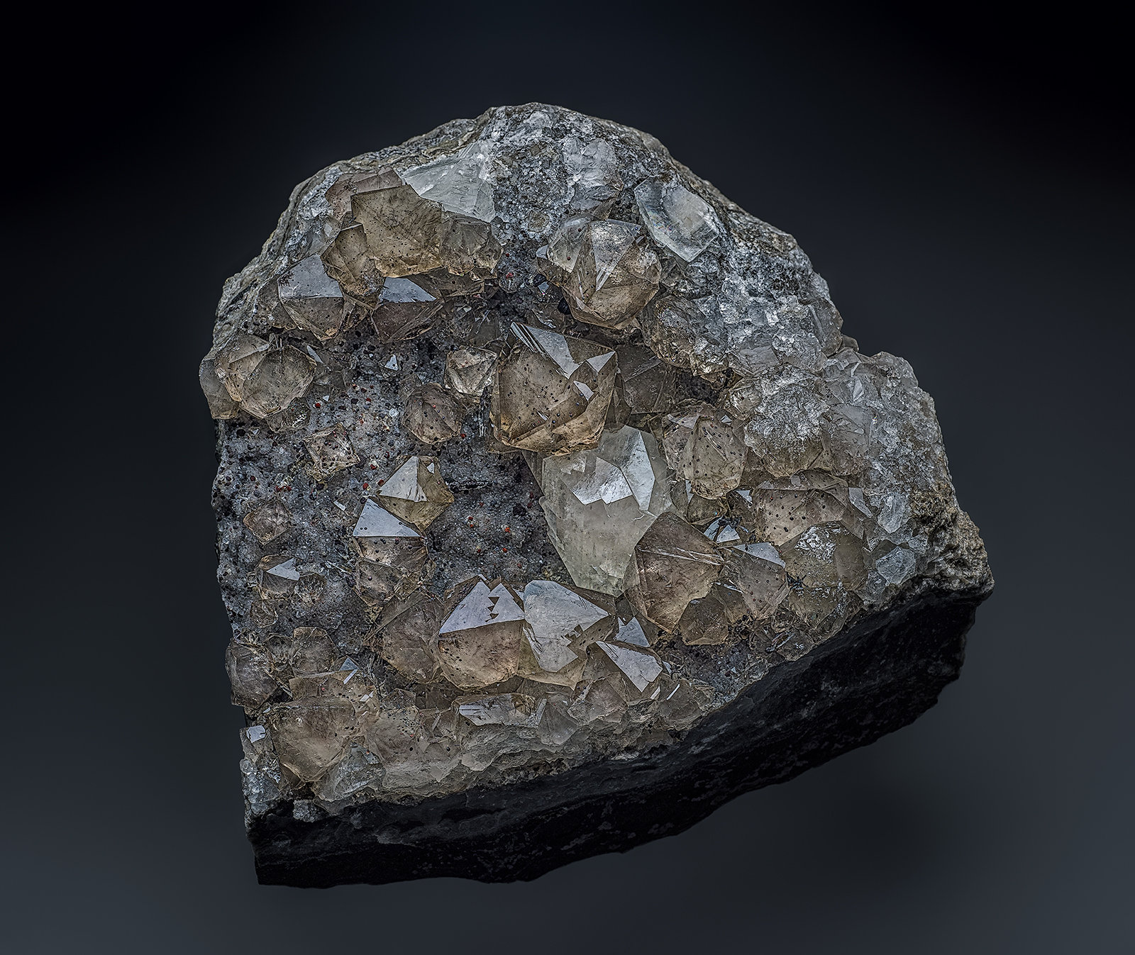 Quartz (variety smoky quartz), Hematite, Calcite
11.6 x 11.5 cm
(Autor: am mizunaka)