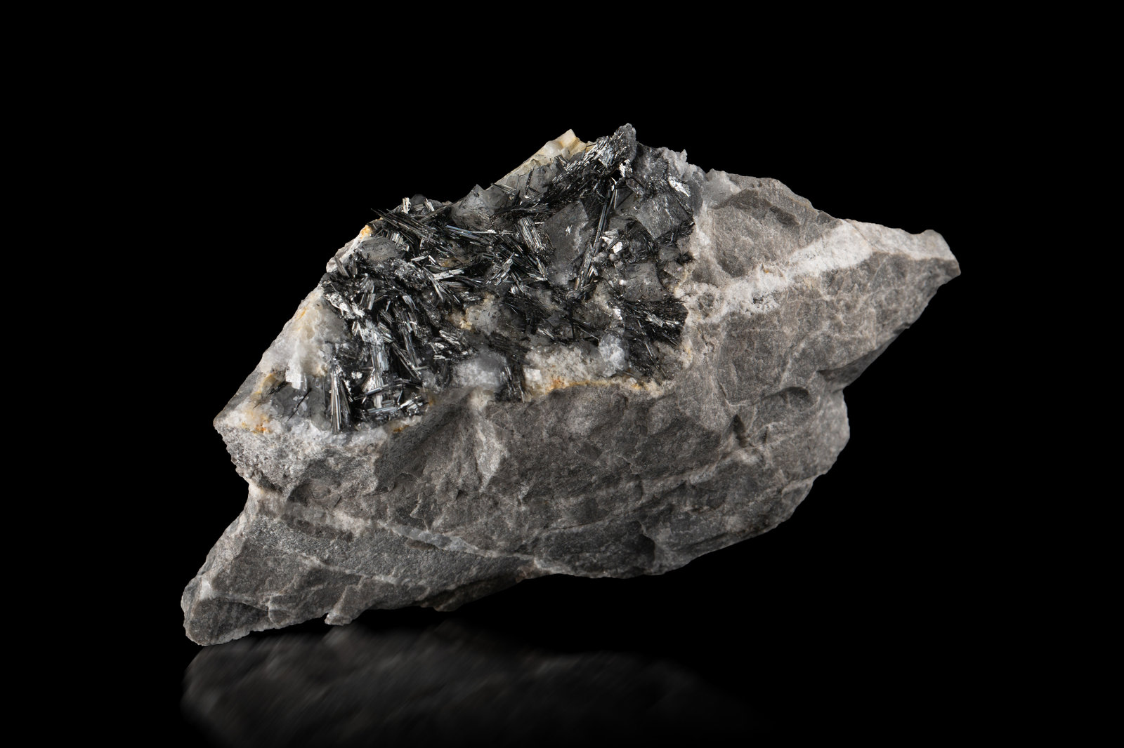 Rouxelite
9.5 x 4 x 6 cm / main crystal: 1.3 cm
(Autor: MIM Museum)