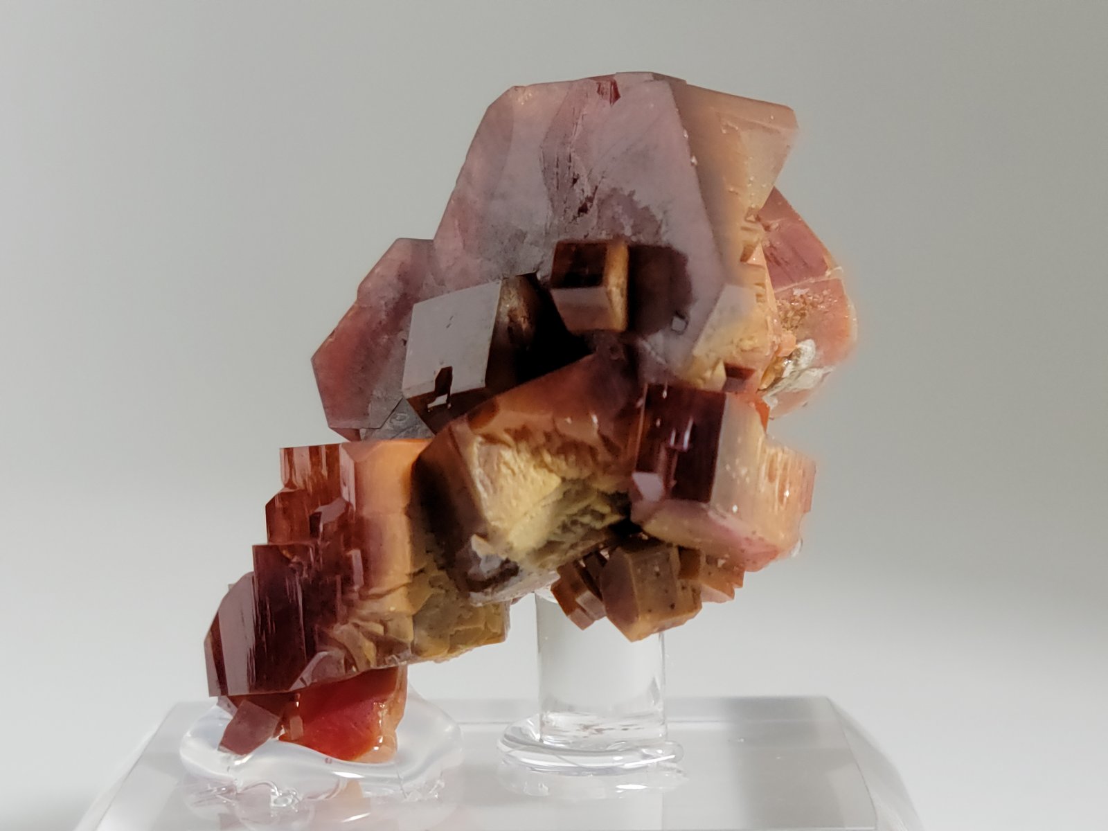 Vanadinite
3.0 x 3.3 x 3.5 cm
(Autor: Casimir Sarisky)