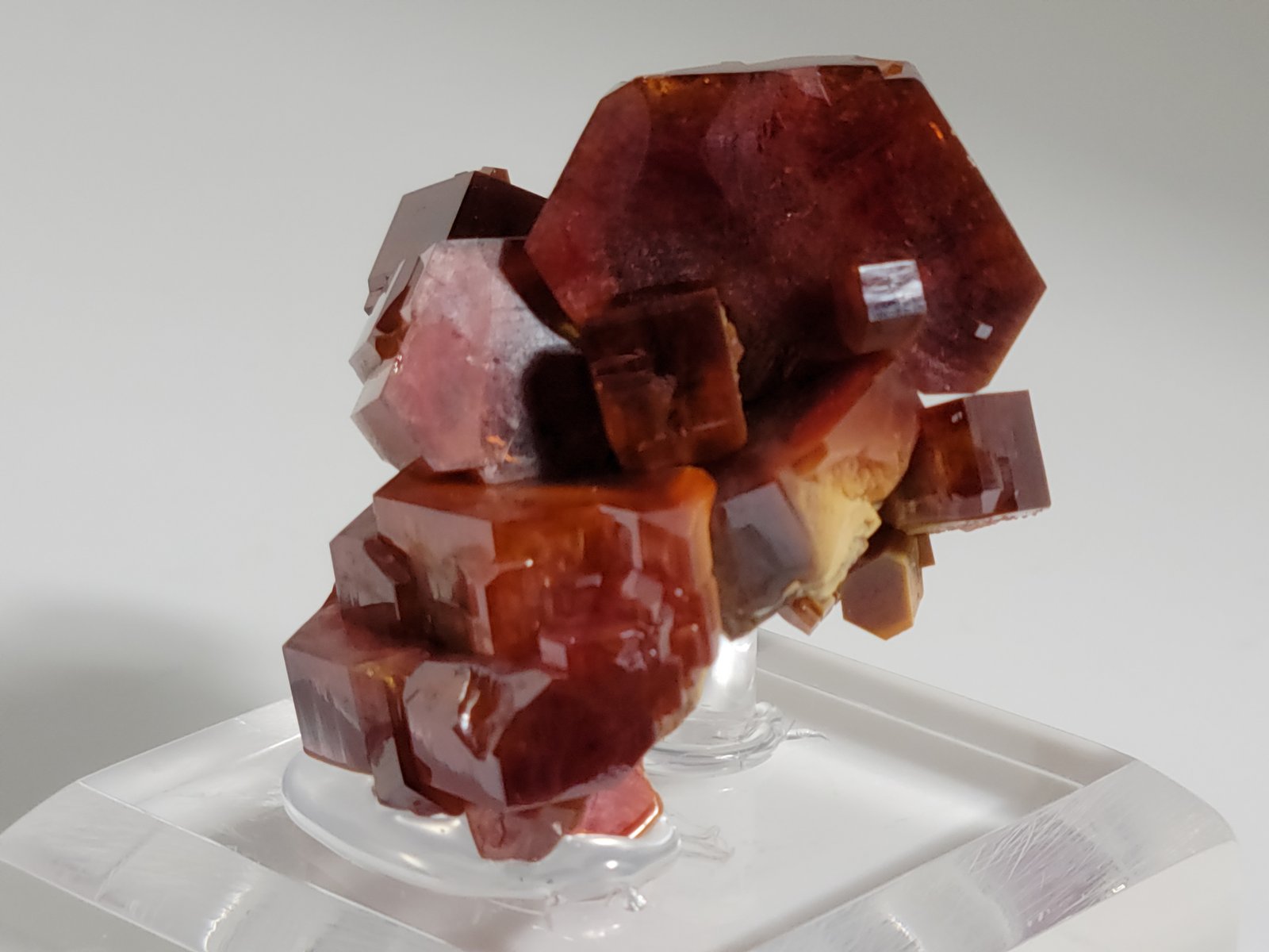 Vanadinite
3.0 x 3.3 x 3.5 cm
(Autor: Casimir Sarisky)