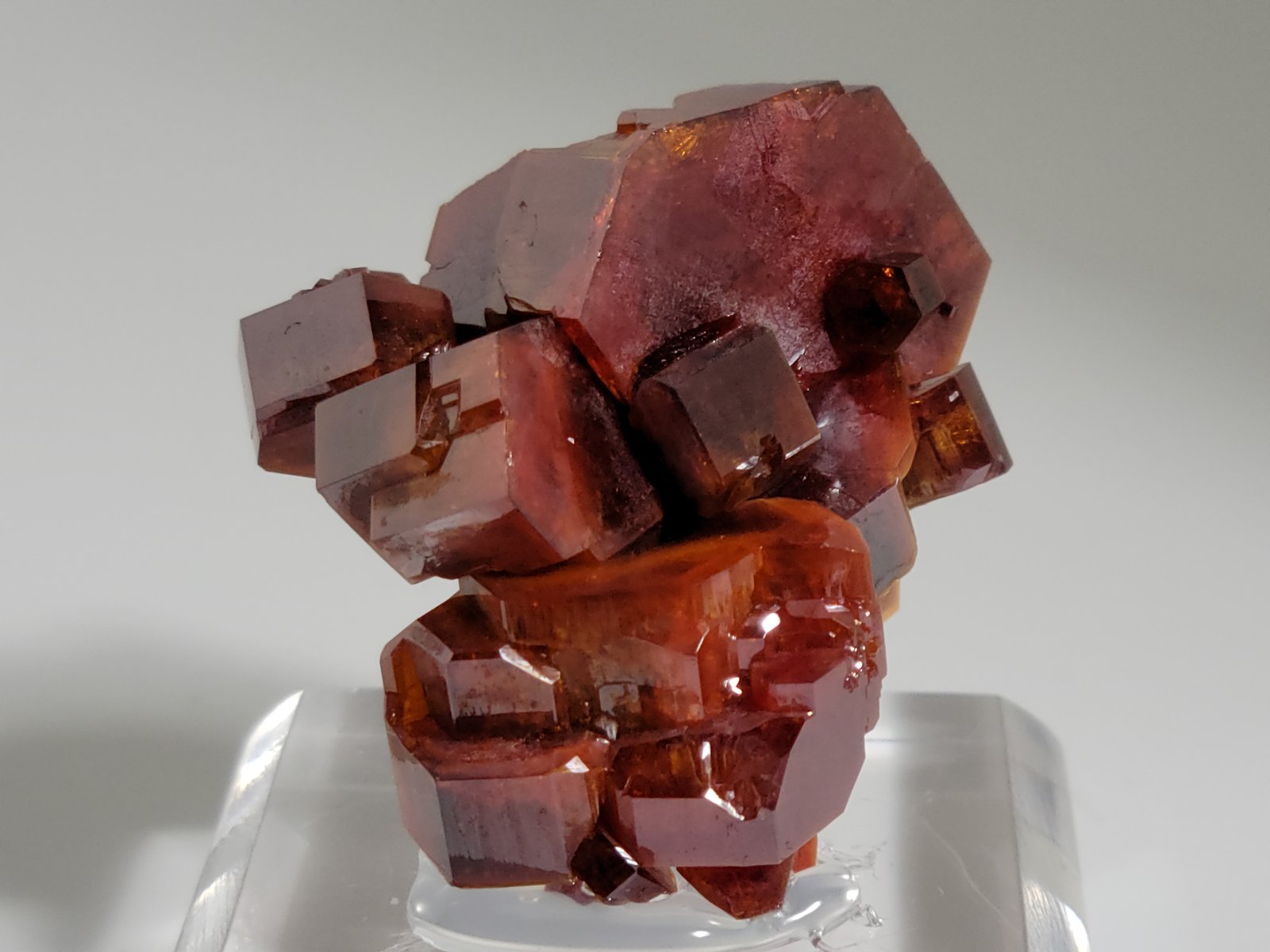 Vanadinite
3.0 x 3.3 x 3.5 cm
(Autor: Casimir Sarisky)