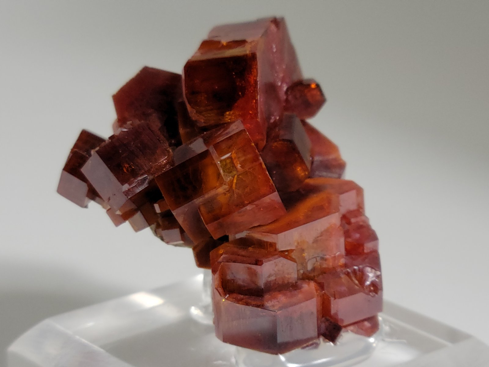 Vanadinite
3.0 x 3.3 x 3.5 cm
(Autor: Casimir Sarisky)