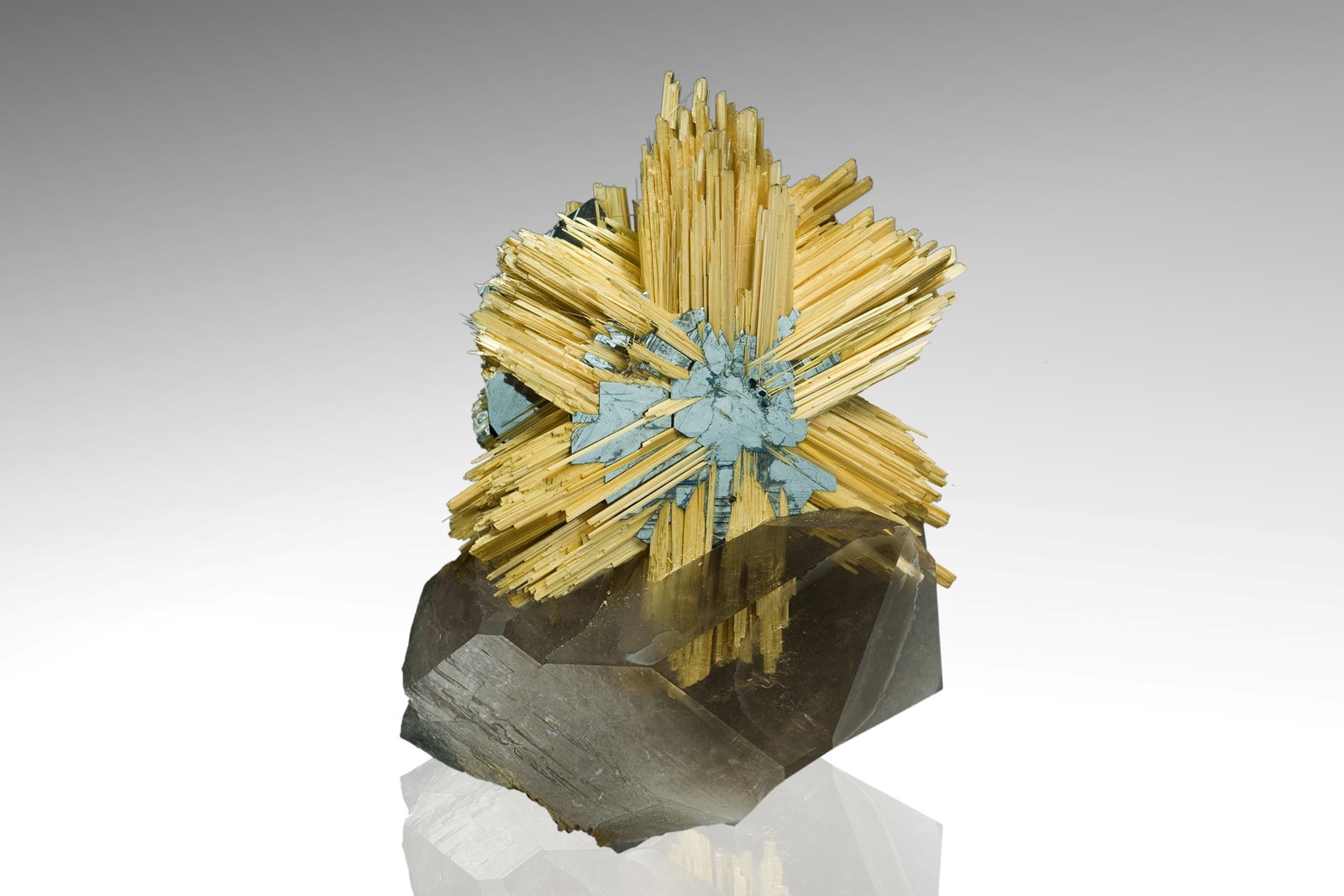 Rutile with Hematite and Quartz
5.5 x 4 x 7.5 cm / main crystal: 2.4 cm.
(Autor: MIM Museum)
